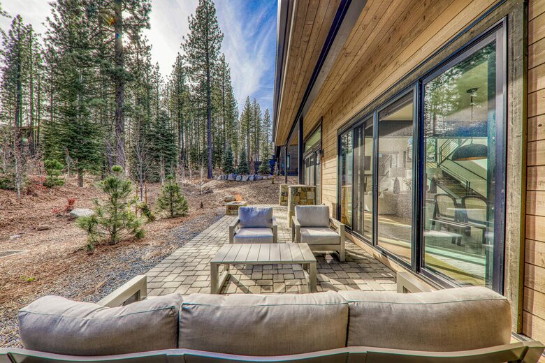 Stylish Nature Escape with Floor-to-Ceiling Windows & Outdoor Living Space - Truckee, California
