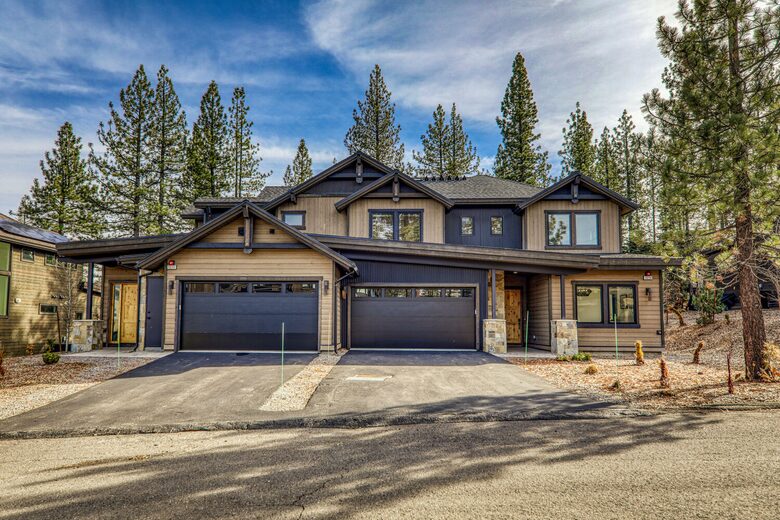 Stylish Nature Escape with Floor-to-Ceiling Windows & Outdoor Living Space - Truckee, California