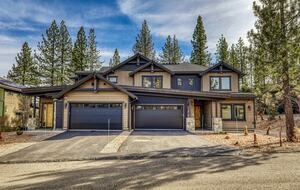 Stylish Nature Escape with Floor-to-Ceiling Windows & Outdoor Living Space - Truckee, California