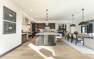 Stylish Nature Escape with Floor-to-Ceiling Windows & Outdoor Living Space - Truckee, California