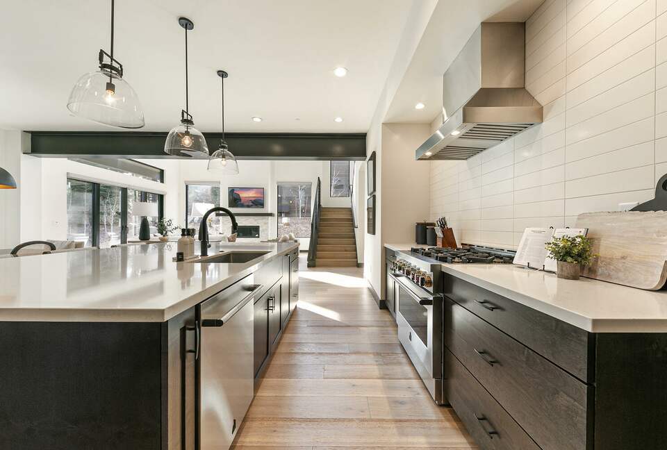 Stylish Nature Escape with Floor-to-Ceiling Windows & Outdoor Living Space - Truckee, California