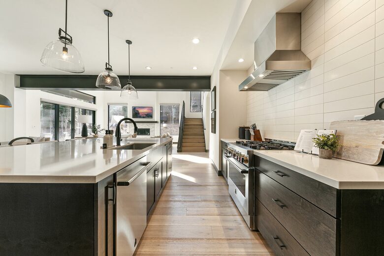 Stylish Nature Escape with Floor-to-Ceiling Windows & Outdoor Living Space - Truckee, California