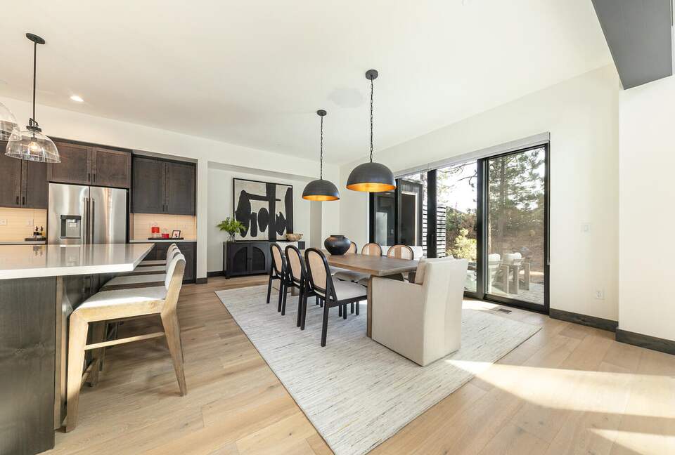Stylish Nature Escape with Floor-to-Ceiling Windows & Outdoor Living Space - Truckee, California
