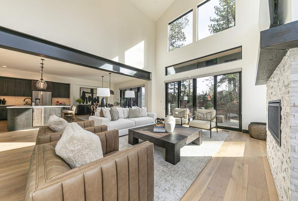Stylish Nature Escape with Floor-to-Ceiling Windows & Outdoor Living Space - Truckee, California