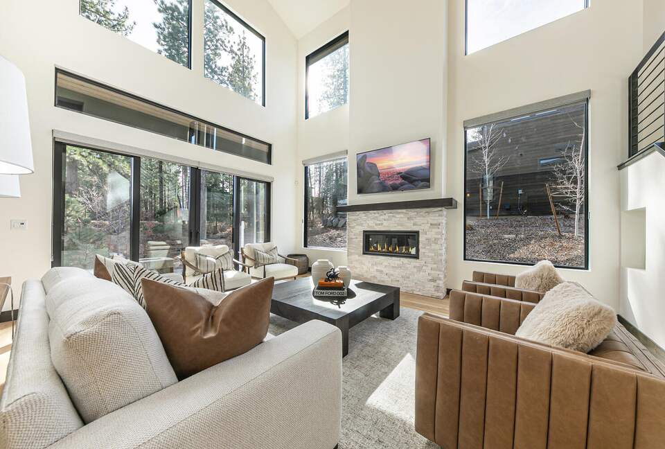 Stylish Nature Escape with Floor-to-Ceiling Windows & Outdoor Living Space - Truckee, California