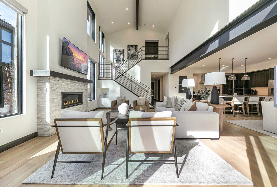 Stylish Nature Escape with Floor-to-Ceiling Windows & Outdoor Living Space - Truckee, California