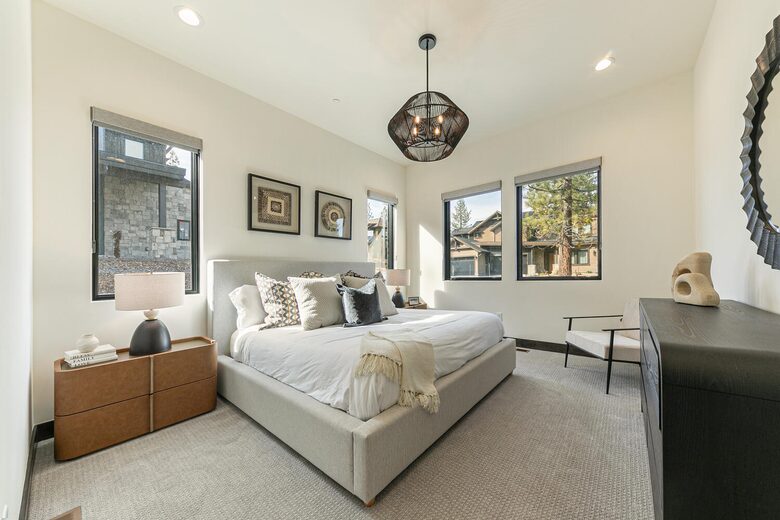 Stylish Nature Escape with Floor-to-Ceiling Windows & Outdoor Living Space - Truckee, California