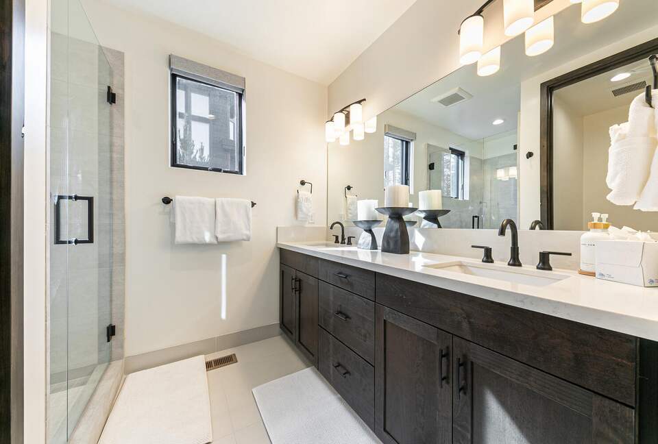 Stylish Nature Escape with Floor-to-Ceiling Windows & Outdoor Living Space - Truckee, California