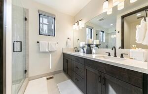 Stylish Nature Escape with Floor-to-Ceiling Windows & Outdoor Living Space - Truckee, California