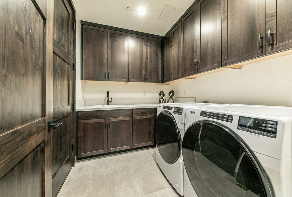 Stylish Nature Escape with Floor-to-Ceiling Windows & Outdoor Living Space - Truckee, California