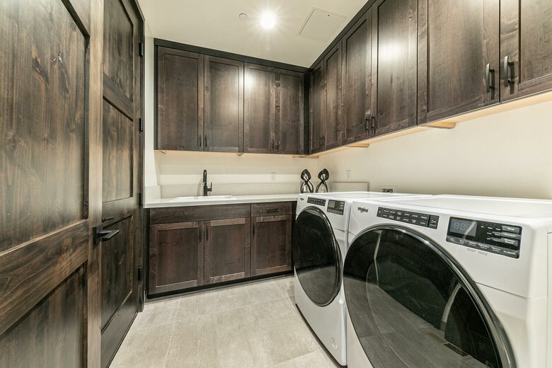 Stylish Nature Escape with Floor-to-Ceiling Windows & Outdoor Living Space - Truckee, California