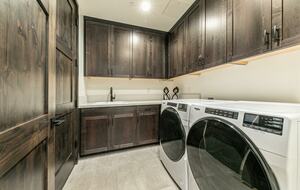 Stylish Nature Escape with Floor-to-Ceiling Windows & Outdoor Living Space - Truckee, California