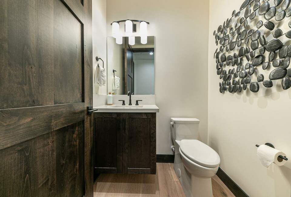 Stylish Nature Escape with Floor-to-Ceiling Windows & Outdoor Living Space - Truckee, California