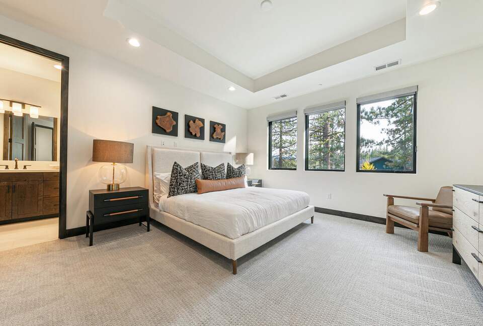 Stylish Nature Escape with Floor-to-Ceiling Windows & Outdoor Living Space - Truckee, California
