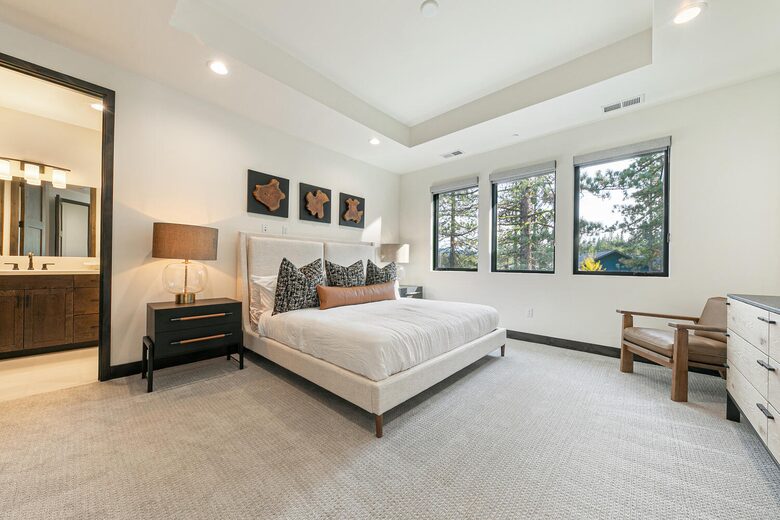 Stylish Nature Escape with Floor-to-Ceiling Windows & Outdoor Living Space - Truckee, California