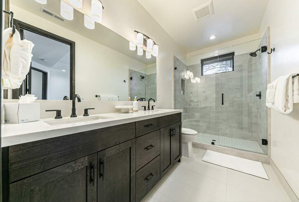 Stylish Nature Escape with Floor-to-Ceiling Windows & Outdoor Living Space - Truckee, California