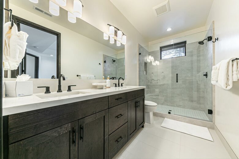 Stylish Nature Escape with Floor-to-Ceiling Windows & Outdoor Living Space - Truckee, California