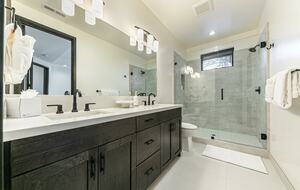 Stylish Nature Escape with Floor-to-Ceiling Windows & Outdoor Living Space - Truckee, California