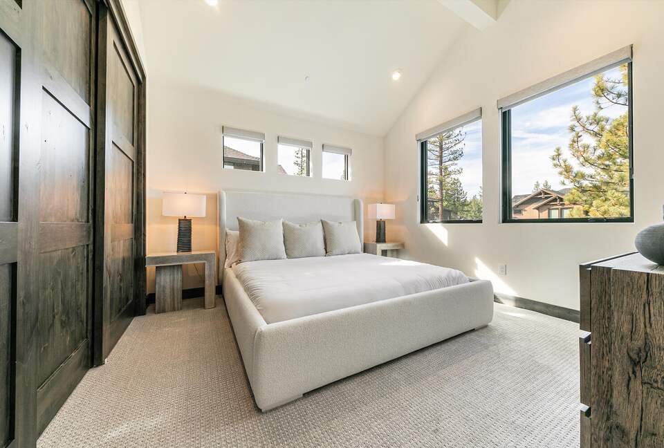 Stylish Nature Escape with Floor-to-Ceiling Windows & Outdoor Living Space - Truckee, California