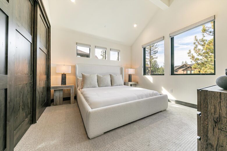 Stylish Nature Escape with Floor-to-Ceiling Windows & Outdoor Living Space - Truckee, California