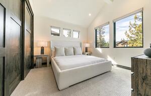 Stylish Nature Escape with Floor-to-Ceiling Windows & Outdoor Living Space - Truckee, California