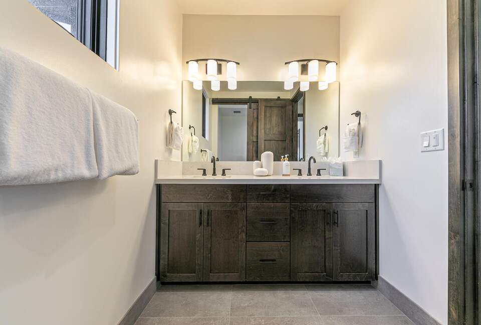 Stylish Nature Escape with Floor-to-Ceiling Windows & Outdoor Living Space - Truckee, California