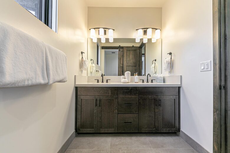 Stylish Nature Escape with Floor-to-Ceiling Windows & Outdoor Living Space - Truckee, California