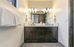 Stylish Nature Escape with Floor-to-Ceiling Windows & Outdoor Living Space - Truckee, California