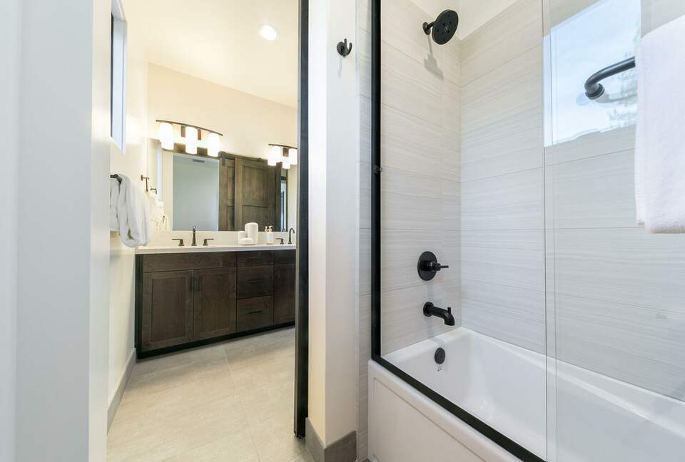 Stylish Nature Escape with Floor-to-Ceiling Windows & Outdoor Living Space - Truckee, California