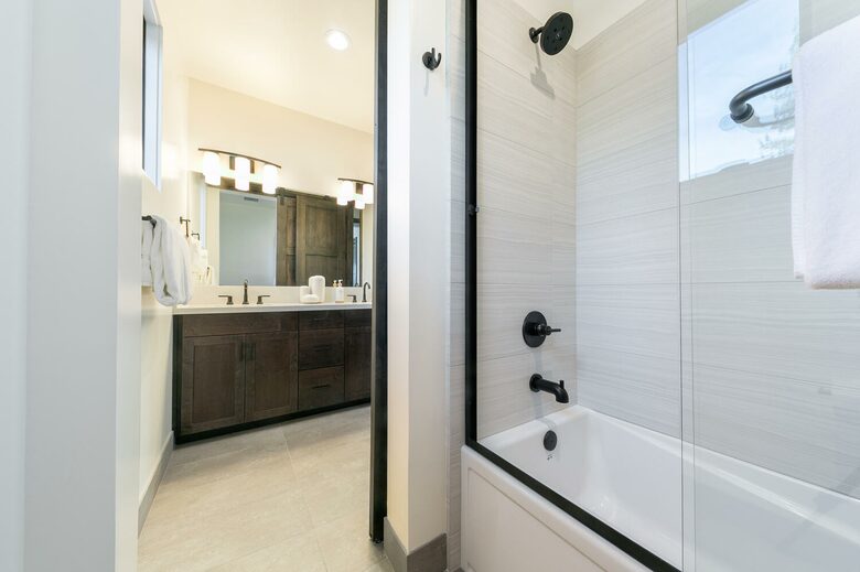 Stylish Nature Escape with Floor-to-Ceiling Windows & Outdoor Living Space - Truckee, California