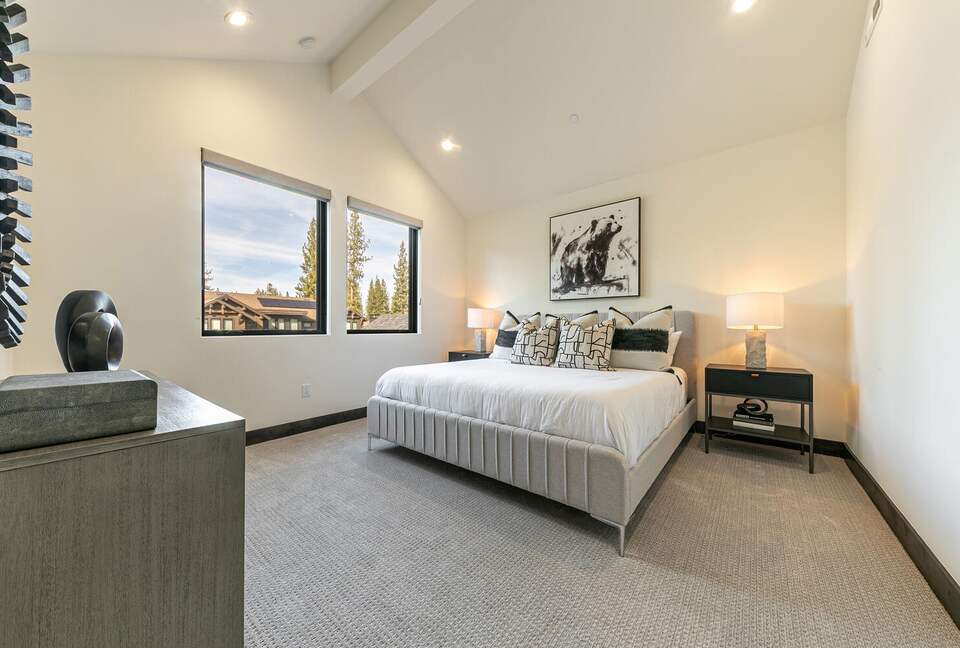 Stylish Nature Escape with Floor-to-Ceiling Windows & Outdoor Living Space - Truckee, California