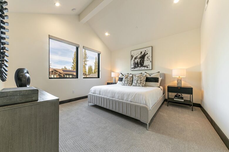 Stylish Nature Escape with Floor-to-Ceiling Windows & Outdoor Living Space - Truckee, California
