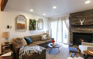 Cozy Avon Getaway with Mountain Views - Avon, Colorado