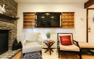 Cozy Avon Getaway with Mountain Views - Avon, Colorado