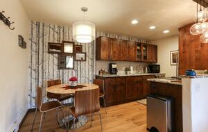 Cozy Avon Getaway with Mountain Views - Avon, Colorado