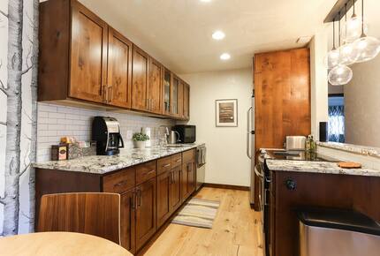 Cozy Avon Getaway with Mountain Views - Avon, Colorado