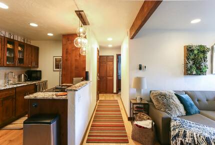 Cozy Avon Getaway with Mountain Views - Avon, Colorado