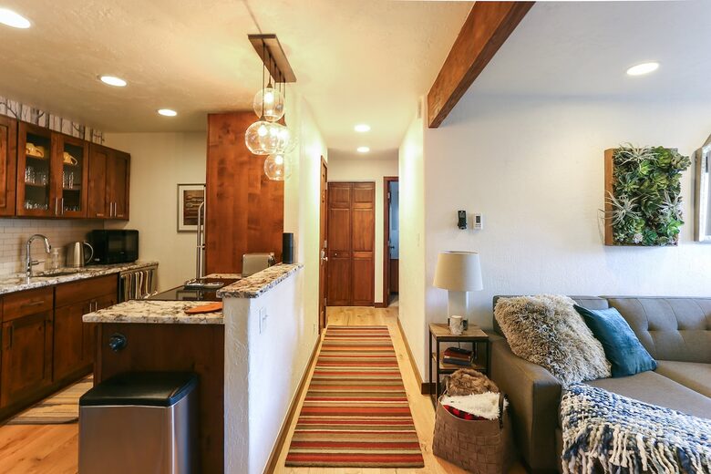 Cozy Avon Getaway with Mountain Views - Avon, Colorado