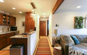 Cozy Avon Getaway with Mountain Views - Avon, Colorado