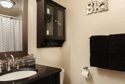 Cozy Avon Getaway with Mountain Views - Avon, Colorado