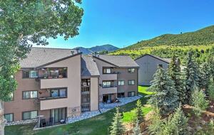 Cozy Avon Getaway with Mountain Views - Avon, Colorado