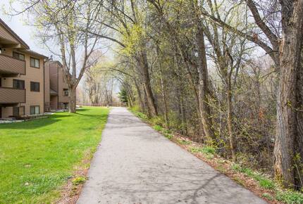 Cozy Avon Getaway with Mountain Views - Avon, Colorado