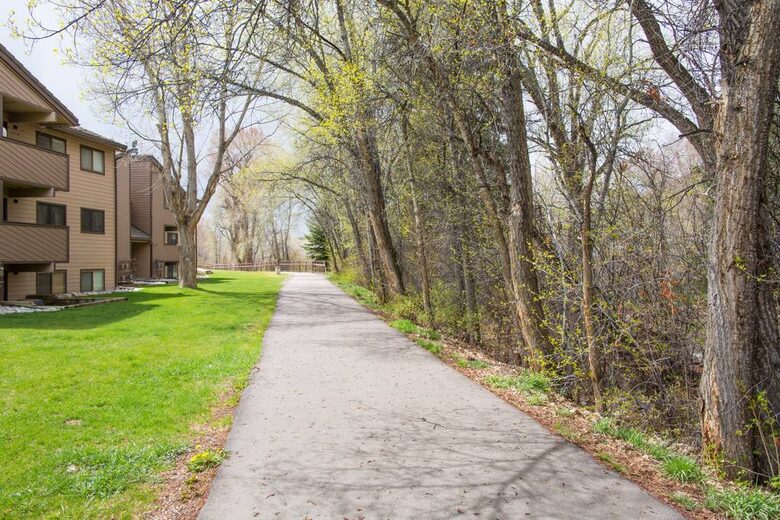 Cozy Avon Getaway with Mountain Views - Avon, Colorado