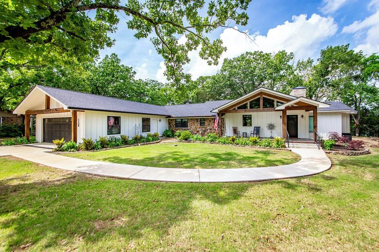 Modern Heber Springs Lakehouse with Sunset Views - Heber Springs, Arkansas
