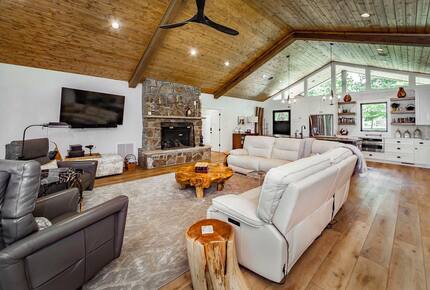 Modern Heber Springs Lakehouse with Sunset Views - Heber Springs, Arkansas