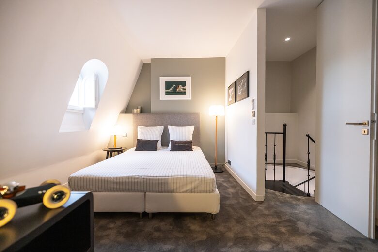 Signature Two-Level Eiffel View Haven - Paris, France