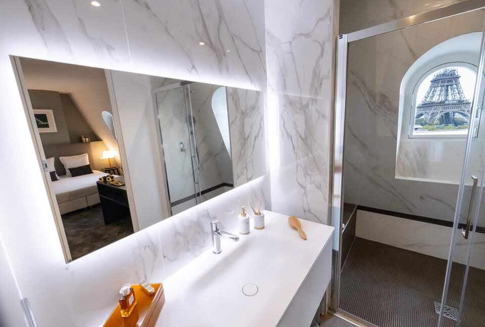 Signature Two-Level Eiffel View Haven - Paris, France