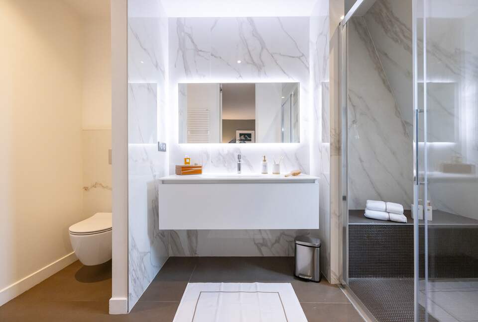 Signature Two-Level Eiffel View Haven - Paris, France