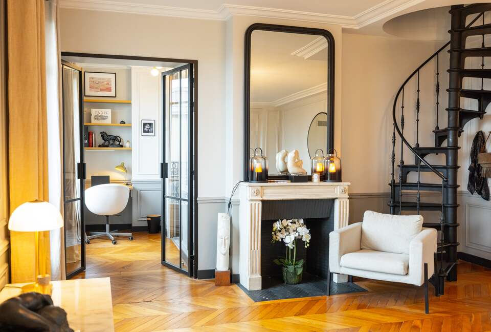 Signature Two-Level Eiffel View Haven - Paris, France