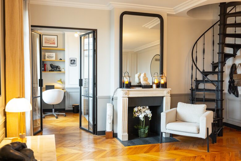 Signature Two-Level Eiffel View Haven - Paris, France